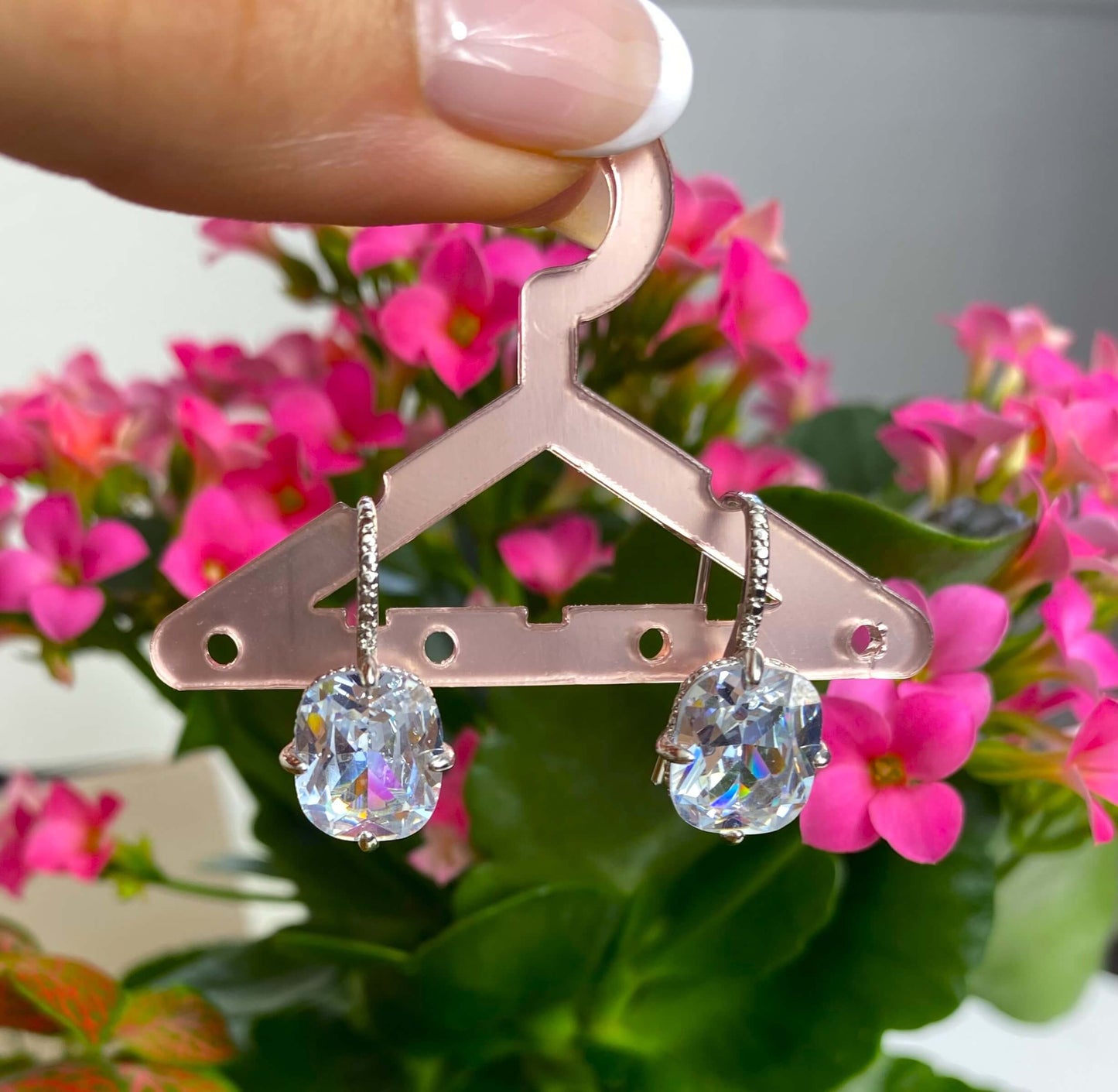 Les prestigieuses et superbes.  Boucles d'oreilles pendante en acier inoxydable. Agrémentées d'un magnifique zircon de taille impératrice de 10mm.  Son zircon capte la lumière de manière intense et illuminera tout les visages.  Résiste à l'eau.  Vendues par paires.  Convient aux personnes allergiques.