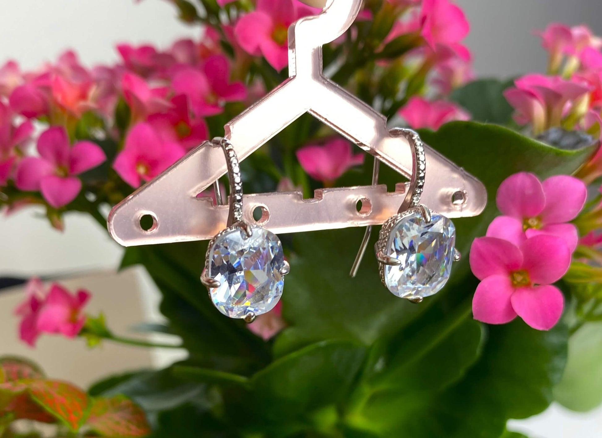 Les prestigieuses et superbes.  Boucles d'oreilles pendante en acier inoxydable. Agrémentées d'un magnifique zircon de taille impératrice de 10mm.  Son zircon capte la lumière de manière intense et illuminera tout les visages.  Résiste à l'eau.  Vendues par paires.  Convient aux personnes allergiques.